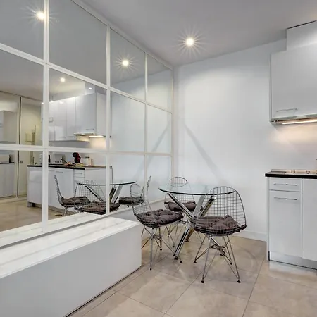 Con Vistas Y Terraza En Μαρμπέλλα